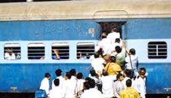 People rushing into a compartment