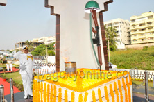 VICE ADMIRAL ANIL CHOPRA PAYS HOMAGE TO MARTYRS 
