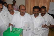 Mayor droping his vote in Ballot Box in Standing Committee Elections