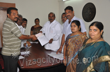 Mayor handing over one lakh compensation  to injured conistable
