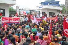 AIDWA, DYFI activists lay siege to GVMC