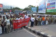 Auto-drivers rasta rokho at Rly station