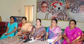 CM should quit- demands Telugu Mahila