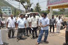 Commissioner inspecting the Visalakshi nagar road to widning
