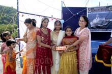 Mrs_Meenu_Prabhakar_gives_away_prizes_to_the_children.