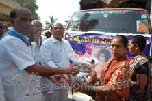 SRI-SG-CHALAM-STATE-PRESIDENT-presenting-steel-pots-glasses-and-plates-to-flood-effected-villagers-at-yadagiripalem-village-on