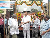 Mr. P.S.N. Raju (Ravi) launching Ashok Leyland's new ECOMET 1112 vehicle
