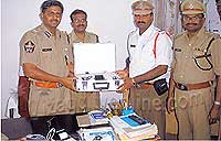 CP presenting breath analyser to III town SI.