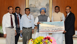 Steel Minister Presents RINL’S 1556.47 Crore Chequ e to the Prime Minister