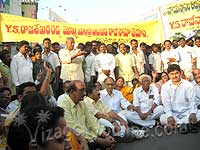 TDP conducts dharna at Asilametta Junction